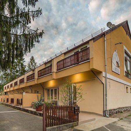 Lipicai Hotel Es Etterem Szilvásvárad Exterior foto